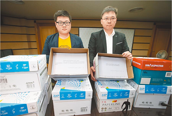 以核養綠公投領銜人黃士修(右)和「核能減煤」公投提案人廖彥朋(左)。(本報資料照片)