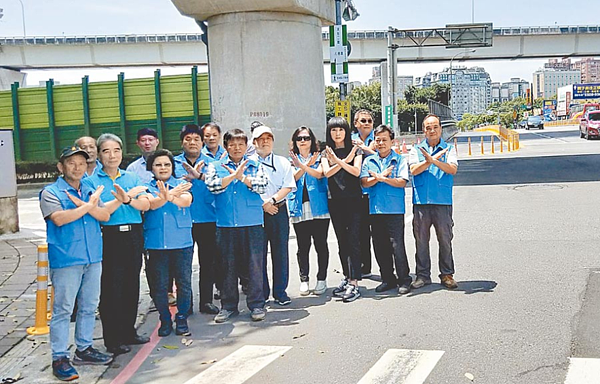 新北市議員蔡淑君串聯在地里長與居民,要求桃園市支付工程經費,把人行道還來。(葉德正翻攝)