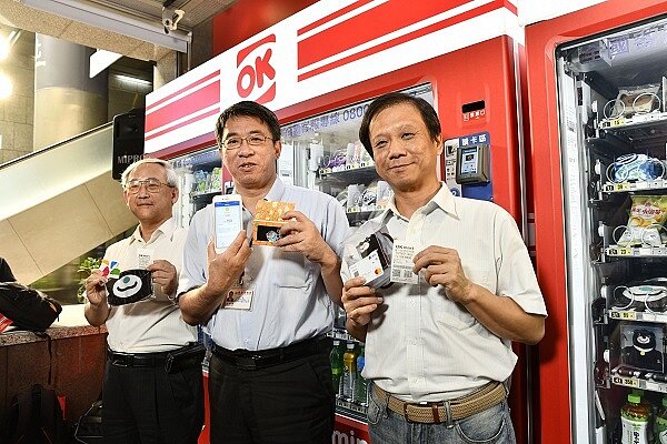 台北市政府資訊局李維斌局長(圖右1)與陳志銘副秘書長(圖中)、產業局王三中副局長(圖左1)分別以無現金支付消費體驗。(圖/台北市政府網站)