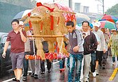 三結村春牛祭　果真下春雨