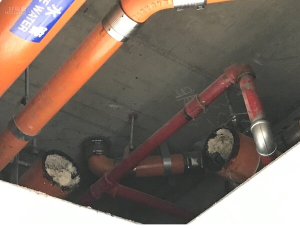 住都中心檢修人員打開林口社宅10樓房間的天花板，發現水管嚴重堵塞。李彥穎攝