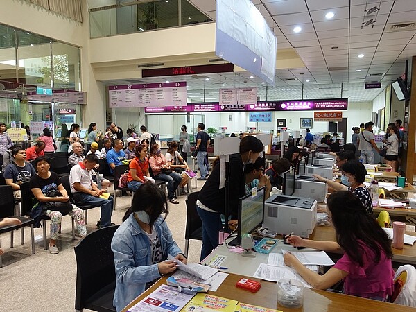 財政部長蘇建榮27日表示,有約138萬戶將趕在最後一周申報。圖為國稅局屏東分局湧入報稅人潮。 報系資料照/記者翁禎霞攝影