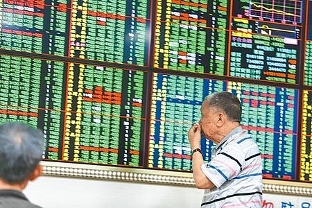 陸美貿易戰談不攏，嚇趴台股投資人的信心，未來半年投資股票時機指標，驟跌幅度達35.8點，創史上最大跌幅紀錄。（本報資料照片） 