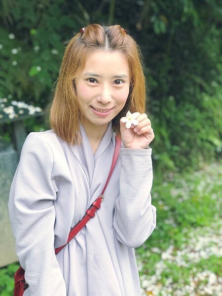 台語歌手陳怡婷的父親被爆是惡鄰。 圖/擷自陳怡婷臉書