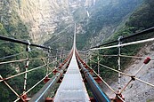 超驚險壯觀信義雙龍瀑布　人行吊橋年底前完工開放