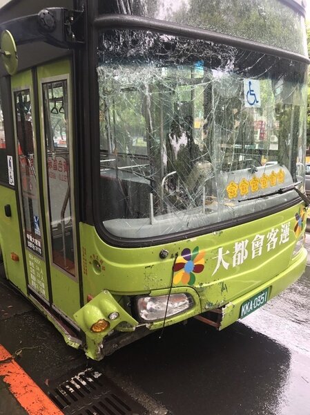 公車疑似因天雨路滑，撞上中山北路五段的變電箱。記者蕭雅娟／翻攝