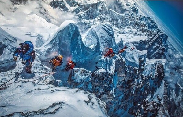 加拿大知名冒險電影製片人沙卡里（Elia Saikaly）剛攀登完聖母峰，親眼目睹了山區的情況。（圖／Elia Saikaly IG）

