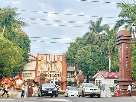 南崗國中走過半世紀,校舍即將拆除重建。(廖志晃攝)