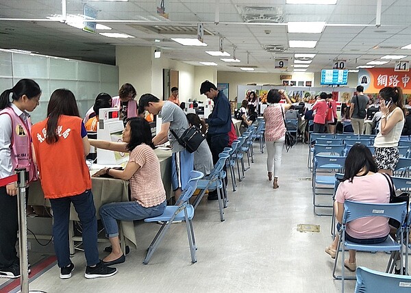 所得稅報稅最後一週許多民眾前往北區國稅局上網申報或稅額試算繳稅,北部含金馬9縣市尚有55萬人還沒完成報稅。記者曾增勳/攝影