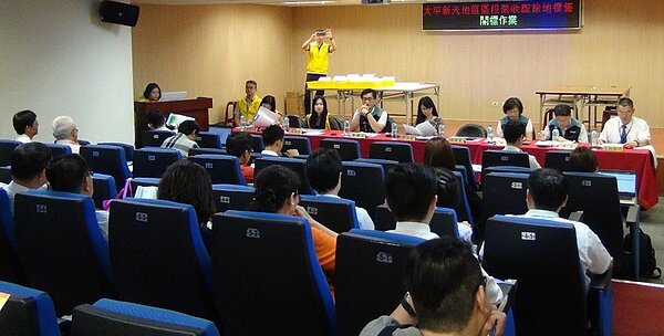 台中市府地政局28日舉辦太平新光地區區段徵收配餘地標售開標作業,競標熱烈。圖:盧金足