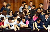網友瘋傳...立院藍綠衝突　蔣萬安被學姐「緊抱」1小時