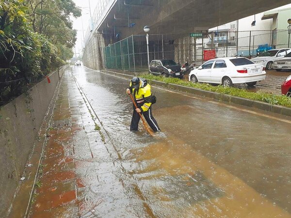 埔心車站後站因地勢關係大雨容易積水，警方28日一早就到現場拉起封鎖線並清除堵塞物。（邱立雅翻攝）
