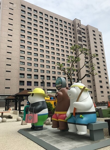 和逸飯店4樓的戶外區域,可以看到鄰近的大億麗緻飯店。李彥穎攝