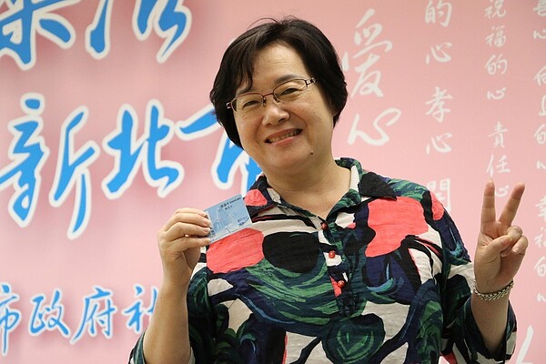 新北核發敬老悠遊卡、年滿65歲以上身障者的愛心悠遊卡,將於6月1日起可以用扣點數方式搭乘捷運。圖/新北社會局提供