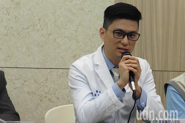 馬偕醫院小兒科主治醫師黃瑽寧認為,陪伴孩子,父母要無條件放下手機。本報資料照片