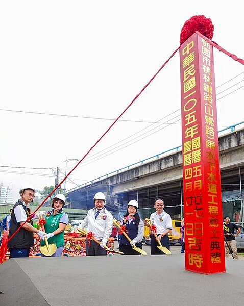 桃林鐵路雨水下水道工程105年開工。(圖/鄭文燦臉書)
