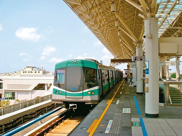 高雄捷運岡山路竹延伸線的環評,高市捷運局將於8月31日前完成報告書修正後,再送環保署審查,爭取下次環評大會通過。圖為高雄捷運列車。 圖/高雄捷運公司提供