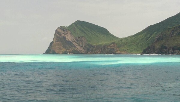 龜山島賞鯨船解說員的賴怡夙發現,今年3月龜山島開放登島以來,海底溫泉噴發的狀況比往年活躍許多,5天前他拍下大規模的湧上流形成的陰陽海美景。圖/賴怡夙提供