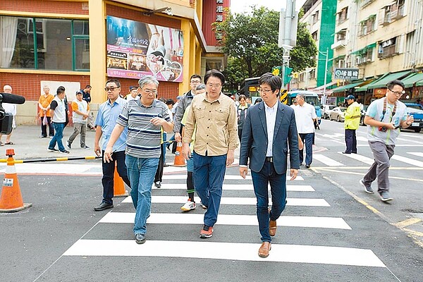 義六路拓寬雙向工程完工通車。市長林右昌（中）與立委蔡適應（右）及多位議員前往現勘驗收。（圖／基隆市政府提供）