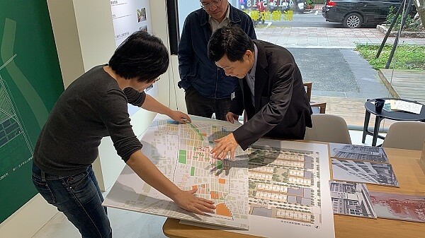 都發局黃景茂局長親訪「都更」及「危老」工作站。(圖/臺北市政府都市發展局)