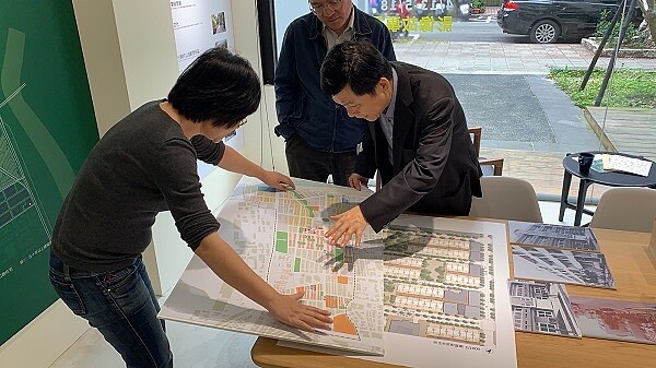 都發局黃景茂局長親訪「都更」及「危老」工作站。（圖／臺北市政府都市發展局）