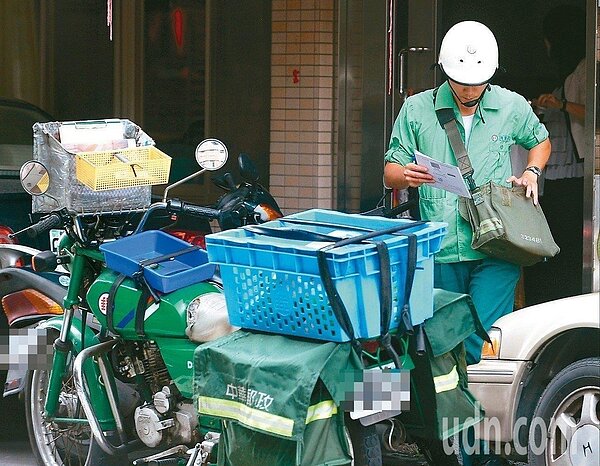 端午節連續假期,郵政快捷郵件照常投遞。(圖/本報資料照片)