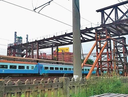 
大甲火車站跨站天橋原定今年2月要完工，目前卻全面停擺數月未復工，引民非議。（陳世宗攝）
 