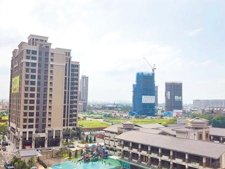 桃園市中路特區新興建案多,成為許多購屋民眾看房熱點。(呂筱蟬攝)