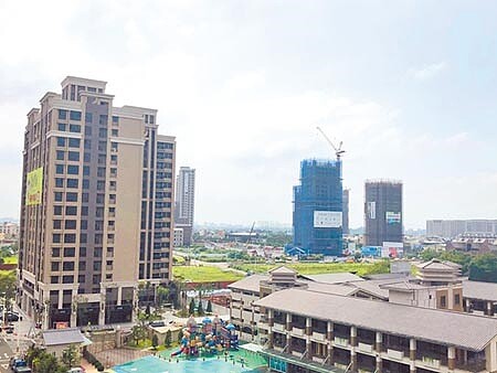 桃園市中路特區新興建案多,成為許多購屋民眾看房熱點。(呂筱蟬攝)