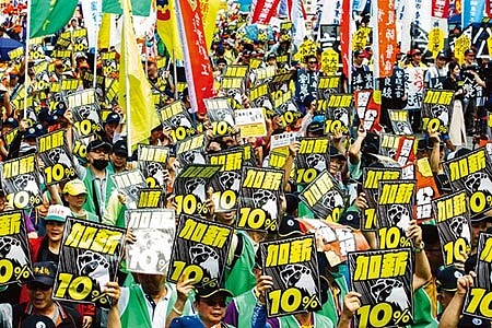 圖為去年勞動節勞團大遊行，訴求要加薪、爭勞權、反過勞等。圖／本報資料照片 