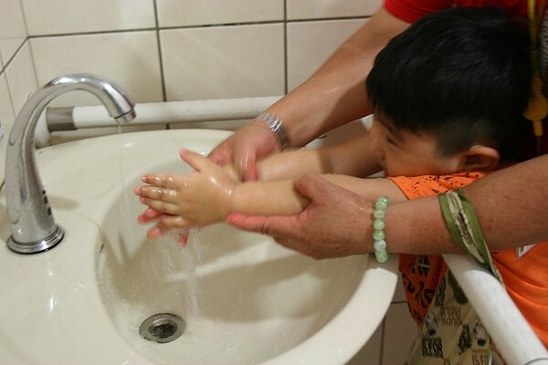 接觸電子發票、ATM提款明細等紙張後，務必先洗手再吃東西，以免把雙酚Ａ吃下肚。 記者余采瀅／攝影