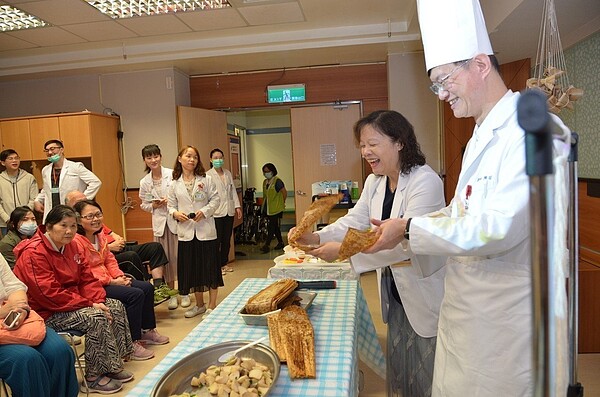 衛生福利部桃園醫院營養科研發「創意蔬食健康粽」,以健康麻油、低脂雞肉與毛豆取代五花肉,添加富含膳食纖維的燕麥及十穀米取代部分的糯米,並包入蔬菜,吃起來很有飽足感。記者許政榆/攝影