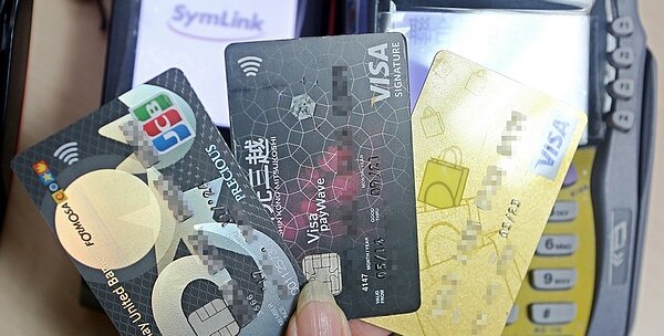 母親節、牌照稅加持,國人4月刷卡金衝同期新高。(圖/中國時報資料照片)