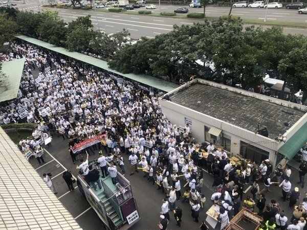 4月初千名租賃業者抗議修法。記者侯俐安／攝影