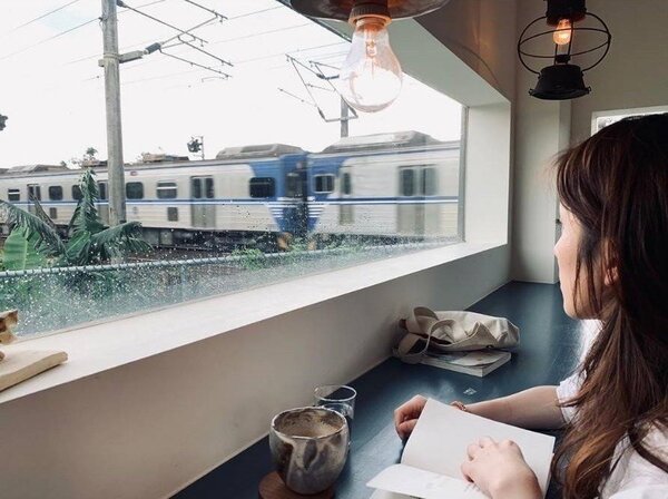 一邊用餐一邊看火車，是「小花徑咖啡」的絕景。IG @yolandaoffduty提供