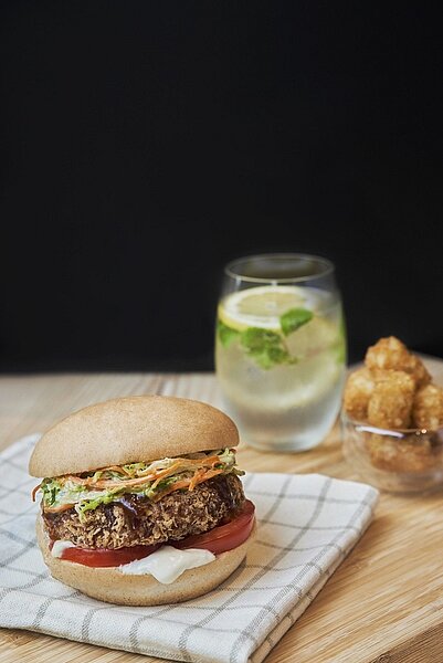 「V Burger」於6月1日在微風廣場開幕。圖/微風提供