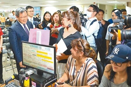 
財政部長蘇建榮（左一）昨前往台北國稅局稽徵所，視察報稅最後一天情況，並向現場辛勤的工作人員和報稅民眾揮手致意。（鄧博仁攝）
 