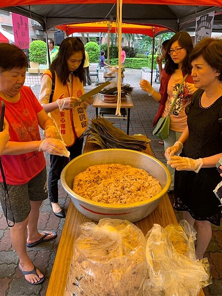 承德里慶端午包台灣粽　攜手永慶賀里民「包中」。（圖／永慶房屋）