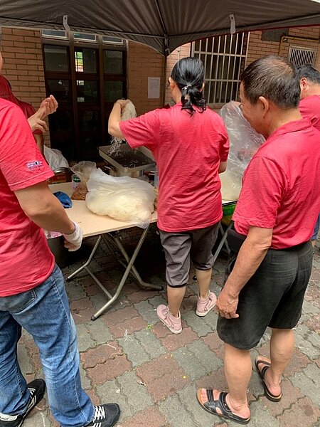 承德里慶端午包台灣粽　攜手永慶賀里民「包中」。（圖／永慶房屋）