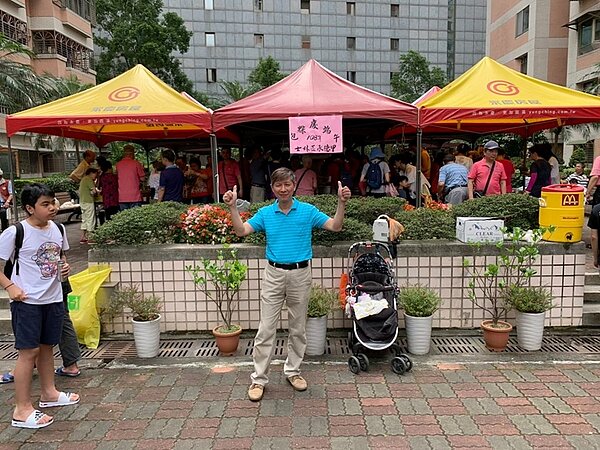 承德里慶端午包台灣粽　攜手永慶賀里民「包中」。（圖／永慶房屋）