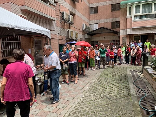 承德里慶端午包台灣粽　攜手永慶賀里民「包中」。（圖／永慶房屋）