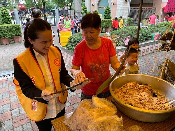 承德里慶端午包台灣粽　攜手永慶賀里民「包中」。（圖／永慶房屋）