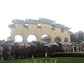 趕赴挺韓造勢　鄰近捷運站持續湧現人潮