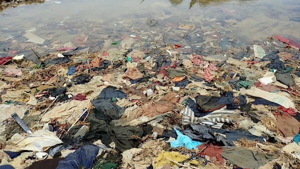 桃園市新街溪出海口昨有網友經過發現，整片海域望去「滿滿都是廢棄布料」，驚呼「以為這種河流只會出現在未開發國家」。圖／網友Liu En-Yu提供