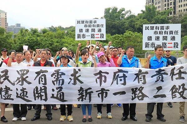 立委呂孫綾今和多位里長、民眾要求新北市府打通淡水新市一路二段。圖／呂孫綾辦公室提供