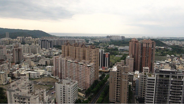 中美貿易戰火持續延燒且有升溫跡象，全球股市嚇跌，台灣5月房市交易量與4月相比減少11%。記者謝梅芬／攝影