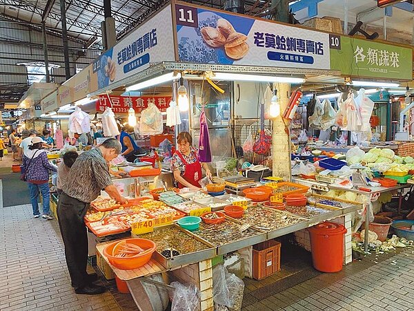 高雄40多年老字號三和市場,在高雄扶輪社與經發局合作下,將招牌注入現代美學,呈現不同氣象。(柯宗緯攝)