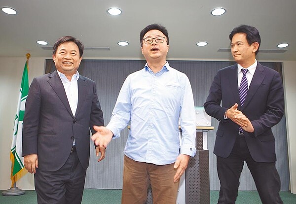 民進黨總統初選民調時間縮短為6月10日到12日,最快12日人選出爐、13日公布結果。圖左起為蔡陣營代表林錫耀、民進黨祕書長羅文嘉及賴清德代表立委林俊憲。(本報資料照片)