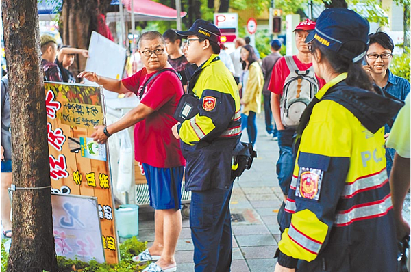 力挺庶民總統團結台灣全國大會師活動昨登場，不少攤商紛紛在周邊設置攤位發財，但北市警局嚴厲執法，惹來攤商埋怨。（郭吉銓攝）