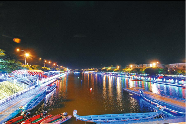 鹿港慶端陽,河岸光廊映耀福鹿溪如夢似幻,今年夜間划龍舟吸引118隊參與。(彰化縣政府提供)